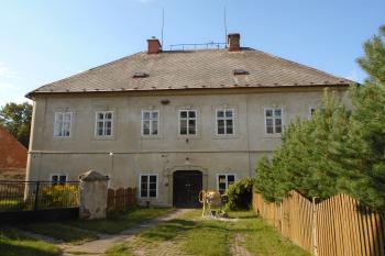 jižní průčelí fary s hlavním vstupem (© Jaroslav Špiroch  07/2024)