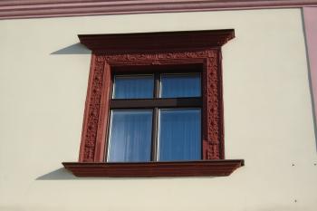 renesanční dekorativní terakotové okenní ostění (pardubická pernštejnská huť) (© Marcela Váňová  07/2024)