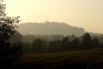 Pohled na kostel a zřiceninu u Krasíkova (© Martin Kaas, 10/2010)