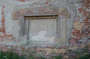 kamenné ostění z hradu zazděné do stěny kostela (© Petr Pospíšil, 08/2014)
