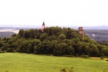Pohled na hrad a kostel od severu (© 2002 Vlky, Jirka Čížek)