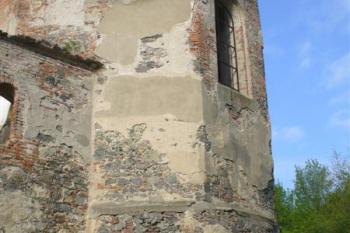 presbytář kostela je postaven na pozdně gotické baště (© zdeněk komínek, 05/2007)