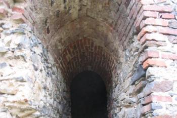 Vchod do  hladomorny ( © Jiří Čížek 05/2004)
