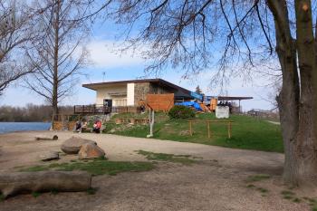 Výletní restaurace u jezera (© Ivo Rozehnal  04/2025)