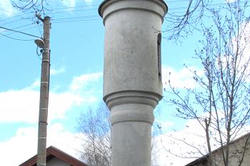 Zvonička ve Všestudech u Veltrus. (© Pavel Vítek  04/2025)