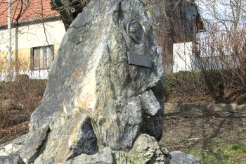 Pomník mistra Jana Husa v obci Předboj. (© Pavel Vítek 02/2025)