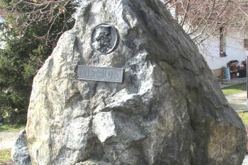 Pomník mistra Jana Husa v obci Předboj. (© Pavel Vítek 02/2025)