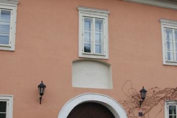 nad portálem je náznak  niky,vytvořené až při rekonstrukci (© D Dohňanský, 12/2014)