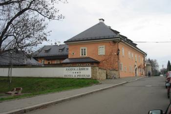 komerčně využívaný zámek (© D Dohňanský, 12/2014)