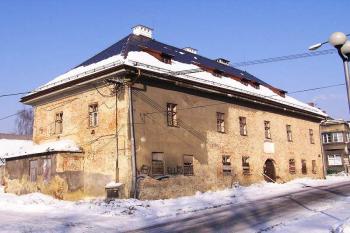 jihovýchodní vstupní trakt zámku ( © Jan P. Štěpánek 01/2006)