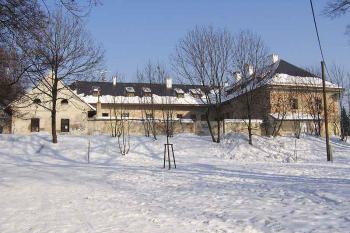 celkový pohled na zámek od jihozápadu, z prostoru bývalé zámecké zahrady ( © Jan P. Štěpánek 01/2006)