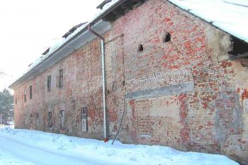 omítky zbavené severovýchodní křídlo ( © Jan P. Štěpánek 01/2006)