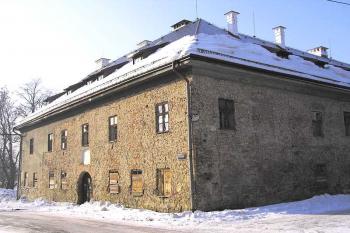 jihovýchodní křídlo zámku a východní nároží zámku ( © Jan P. Štěpánek 01/2006)
