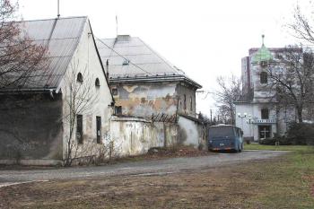 jihozápadní otevřená fronta zámku a franí kostel v pozadí ( © Jan P. Štěpánek 01/2005)