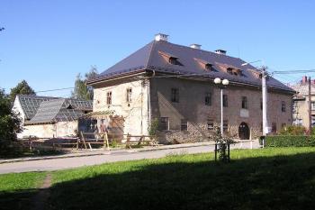 Oprava zámku je v září 2006 v plném proudu (© Jan P. Štěpánek, 09/2006)