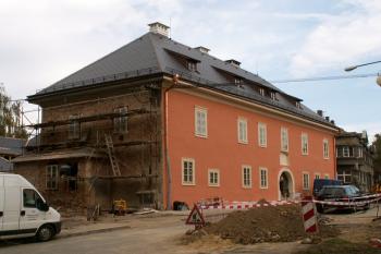 Jihovýchodní vstupní část zámku dostává postupně novou slušivou fasádu. ( © Miroslav BITTER 10/2006)