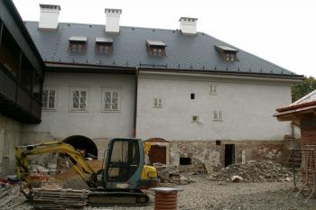 Vnitřní zámecké nádvoří v procesu rekonstrukce ( © Miroslav BITTER 10/2006)
