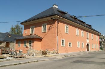 Pohled na jihovýchodní vstupní trakt zámku v době probíhající rekonstrukce ( © Miroslav BITTER 04/2007)