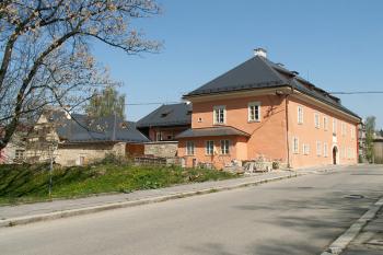 Celkový pohled na jihovýchodní vstupní trakt zámku v době probíhající rekonstrukce ( © Miroslav BITTER 04/2007)