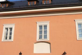 vstupní portál ve východním průčelí zámku ( © Jan P. Štěpánek 04/2009)