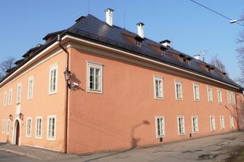 celkový pohled na východní a severní zámecké křídlo od severovýchodu ( © Jan P. Štěpánek 03/2009)