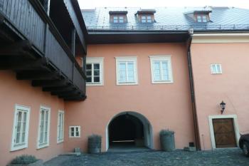 průjezd branou zámku do nádvoří ( © Jan P. Štěpánek 03/2009)