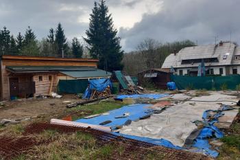 Nevzhledné zbytky shořelé chaty Na Tesáku (© Ivo Rozehnal  04/2025)