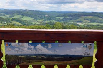 Pohled na východ, dole Hošťálková, za ní Beskydy (© Ivo Rozehnal  05/2025)