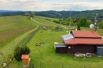 Pohled na jih - v popředí meteorologická stanice (© Ivo Rozehnal  05/2025)