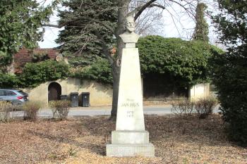 Pomník Mistra Jana Husa ve Zdibech, obce nepatrně vzdálené od severního okraje Prahy. (© Pavel Vítek 03/2025)