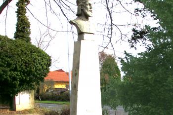 Pomník Mistra Jana Husa ve Zdibech, obce nepatrně vzdálené od severního okraje Prahy. (© Pavel Vítek 034/2025)