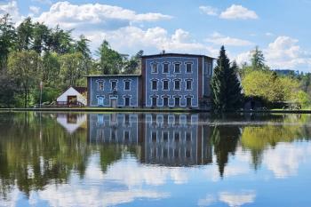 mlýn Skály v pohledu přes mlýnský rybník (© Jan P. Štěpánek  04/2025)