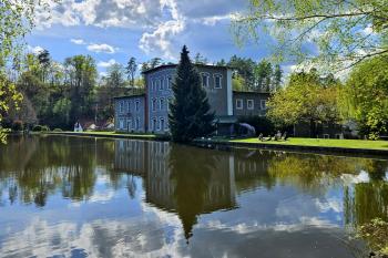 mlýn Skály v pohledu přes mlýnský rybník (© Jan P. Štěpánek  04/2025)