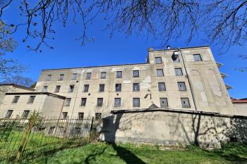 pohled na mlýn Janderov z břehu řeky Chrudimky (© Jan P. Štěpánek  04/2025)
