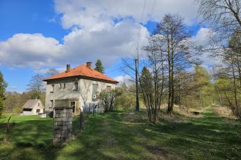 Obytný dům č.p. 11 a znatelná hráz bývalého rybníka (© Jan P. Štěpánek  04/2025)