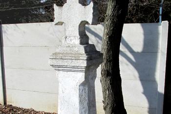 Kříž u hřbitova v obci Velká Dobrá u Kladna. (© Pavel Vítek  02/2025)