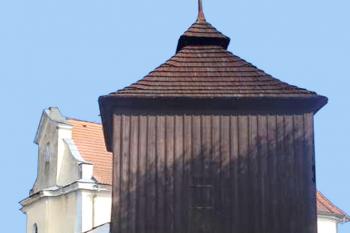 Zvonice u kostela svatého Vavřince v obci Řepníky u Vysokého Mýta. (© Pavel Vítek  09/2024)