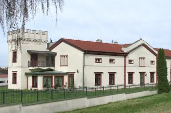 Dům s věží ve Zdibsku, místní části obce Klecany v okrese Praha - východ. (© Pavel Vítek  03/2025)