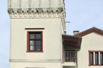 Dům s věží ve Zdibsku, místní části obce Klecany v okrese Praha - východ. (© Pavel Vítek  03/2025)