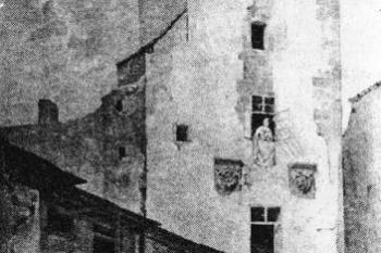 věž biskupského dvora na lavírované kresbě Josefa V. Hellicha z r.1831 ( © Města a městečka v Čechách na Moravě a ve Slezsku (K. Kuča))