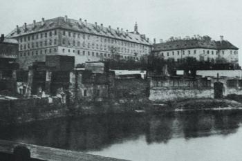 Bývalý klášter bosáků u sv. Václava, v letech 1809-84 Svatováclavská trestnice ( © R. Brunner-Dvořák kolem r. 1880)