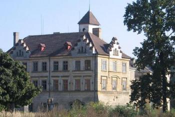 Pohled na zámek z bývalého hospodářského dvora (© Pavel Vítek 10/2005)