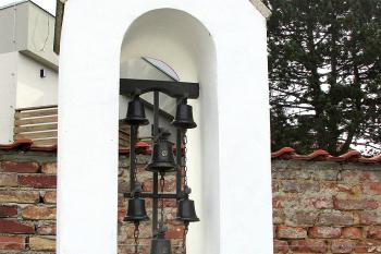Zvonkohra v obci Zdiby, v obci nacházející se sevrně od okraje Prahy (© Pavel Vítek 04/2025)