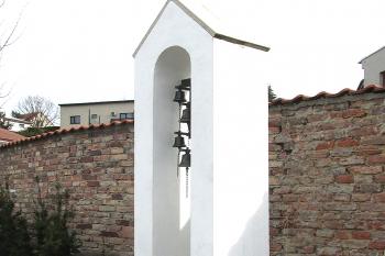 Zvonkohra v obci Zdiby, v obci nacházející se sevrně od okraje Prahy (© Pavel Vítek  04/2025)