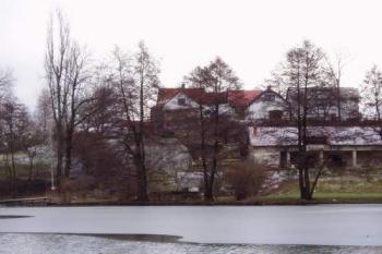 Pohled na vyvýšeninu se zbytky hradu (2004 © Václav Hájek)