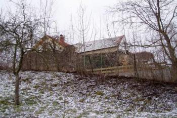 Pozůstatky paláce a valu od severovýchodu (2004 © Lenka Daňková)