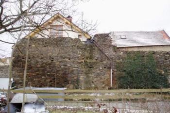 Severovýchodní zeď paláce (2004 © Lenka Daňková)