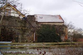 Severovýchodní zeď paláce (2004 © Lenka Daňková)