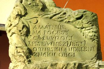 Památník na počest první písemné zmínky o Tursku v obci Tursko, severně od Kralup. (© Pavel Vítek  04/2025)