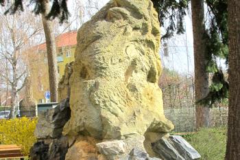Památník na počest první písemné zmínky o Tursku v obci Tursko, severně od Kralup. (© Pavel Vítek  04/2025)